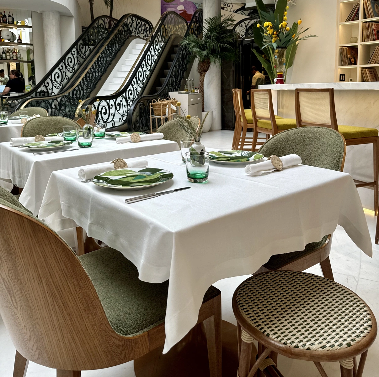 Ambiente de restaurante com mesas preparadas